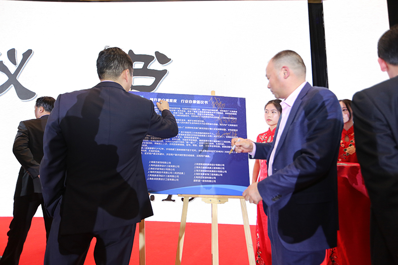 1521351092290206.jpg 上海紅螞蟻裝潢設(shè)計(jì)有限公司總經(jīng)理王大信在倡議書(shū)上簽字.jpg