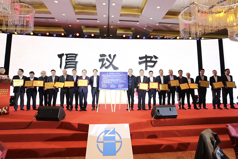 1521351154516295.jpg 現(xiàn)場(chǎng)頒發(fā)上海市室內(nèi)裝飾行業(yè)協(xié)會(huì)住宅裝飾裝修專業(yè)委員會(huì)發(fā)起單位牌匾.jpg