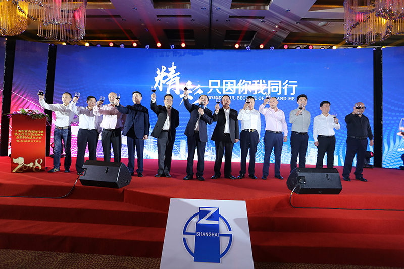 1521351211374806.jpg 各主任單位領(lǐng)導(dǎo)共同舉杯祝愿住宅裝修專業(yè)委員會(huì)越辦越好.jpg